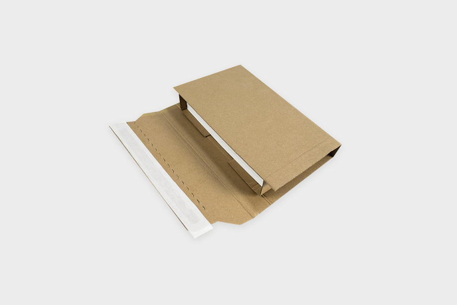 Buchverpackung aus brauner Wellpappe mit Abreißperforation zum leichteren Öffnen